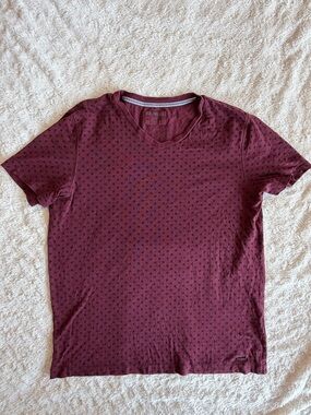 Express Men's Short-Sleeve V-Neck Tee in Burgundy with Black Dot Print
